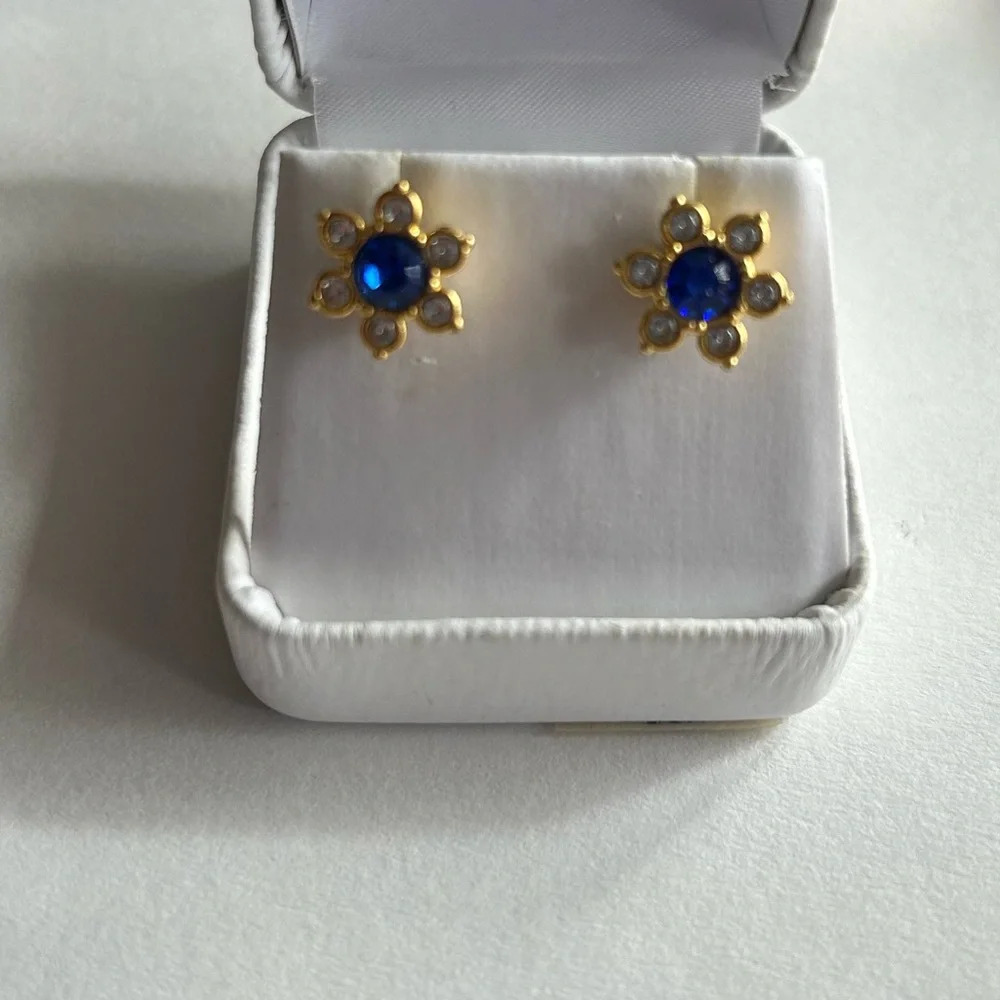 3/$20 Beautiful Royal Blue Sapphire Crystal Gold Tone Flower Floral Stud Earring